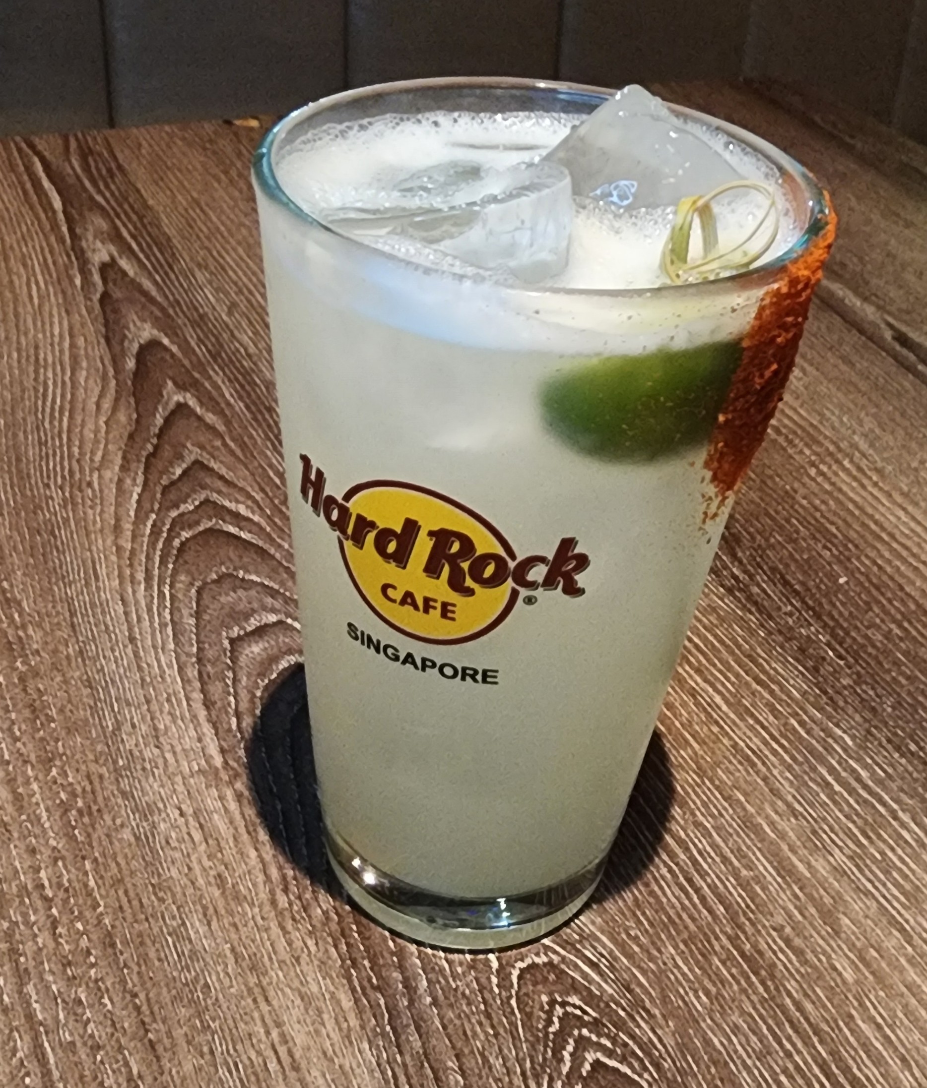 HARD ROCK CAFE SINGAPORE！🎸ロックの歴史を感じる空間で ボリューム